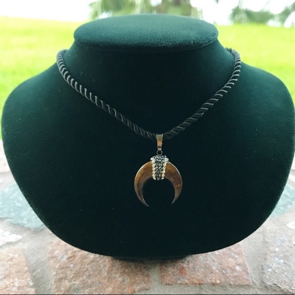 Tiger eye crescent moon horn charm necklace - Picture 6 of 8